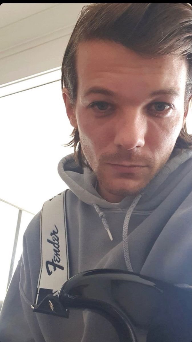 louis tomlinson selfies; a thread ༉‧₊˚✧