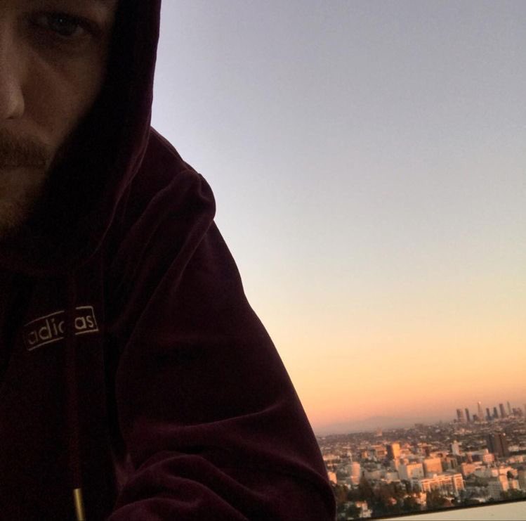 louis tomlinson selfies; a thread ༉‧₊˚✧