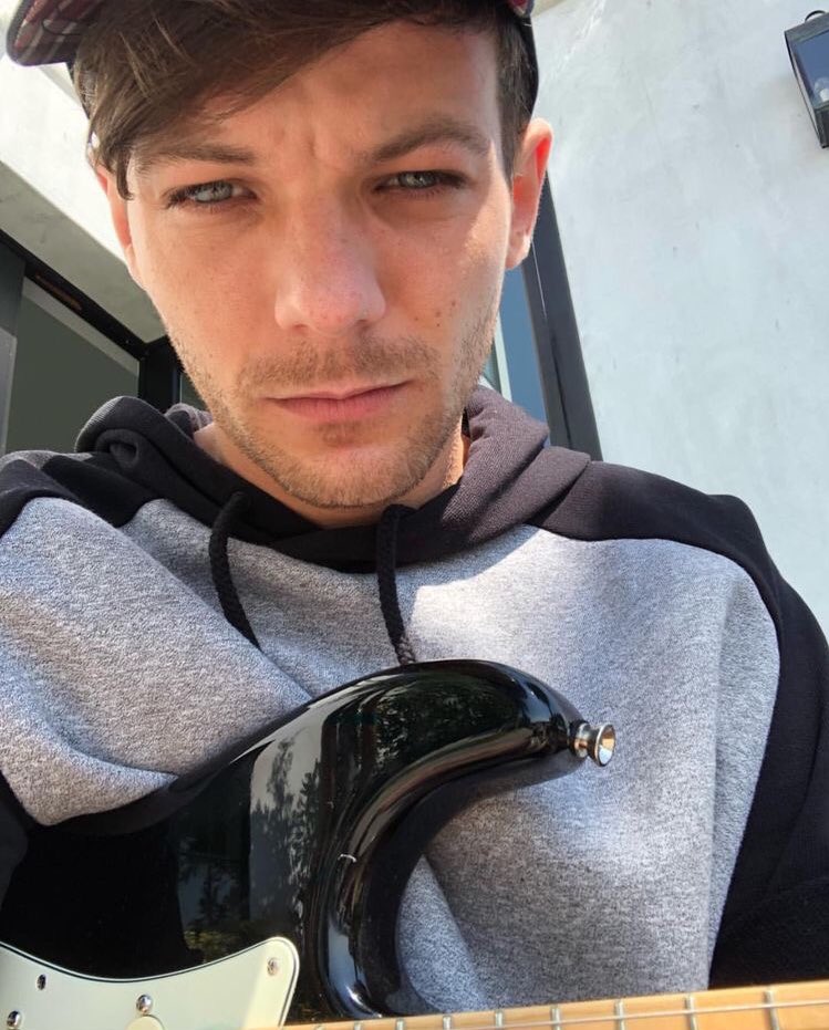 louis tomlinson selfies; a thread ༉‧₊˚✧