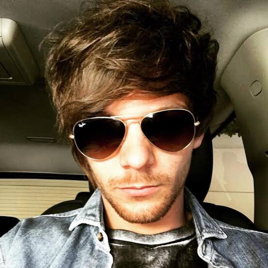 louis tomlinson selfies; a thread ༉‧₊˚✧
