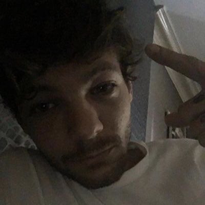 louis tomlinson selfies; a thread ༉‧₊˚✧