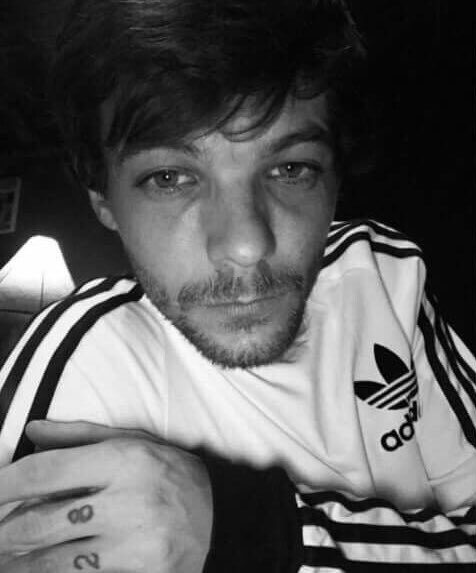 louis tomlinson selfies; a thread ༉‧₊˚✧