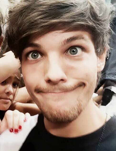 louis tomlinson selfies; a thread ༉‧₊˚✧