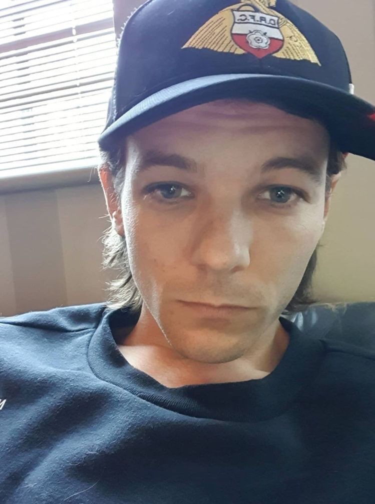 louis tomlinson selfies; a thread ༉‧₊˚✧
