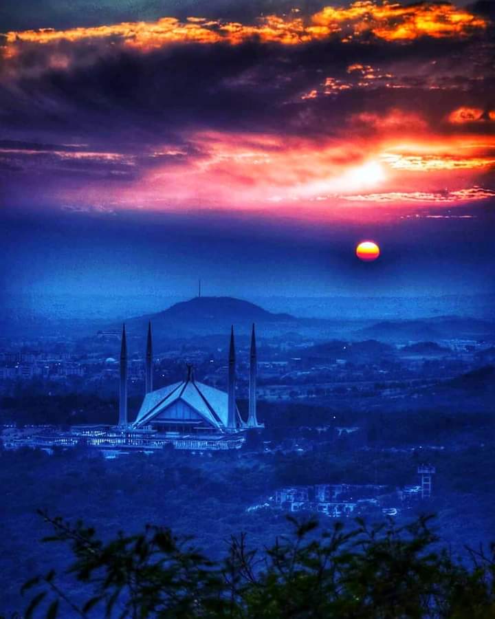 Sunset Islamabad #naturephotography #autumnvibes #pakistani #travelgirlsofficial #beautifuldestinations #wonderfulpakistan #mountains
#faisalmasjid