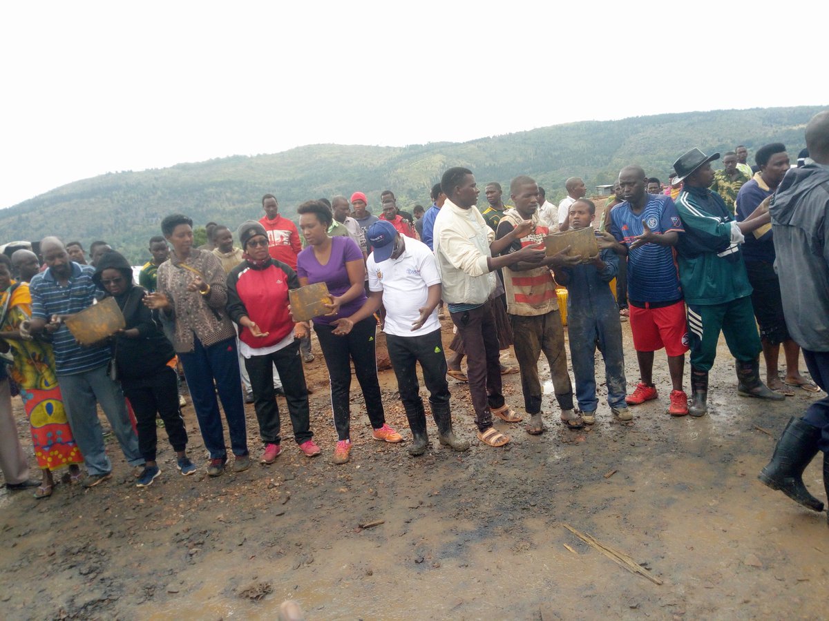 CankuzoProvince's tweet photo. #Burundi Les activités de développement communautaire de ce samedi se sont déroulés au stade #Buhumuza. Étaient rehaussées par le gouverneur de la  @CankuzoProvince  M @BanyiyezakoB, le ministre  de @mincotim Mme @NIJIMBEREMarie1 ainsi que d'autres autorités  de la province.1/4 https://t.co/AnpsRHpxc4