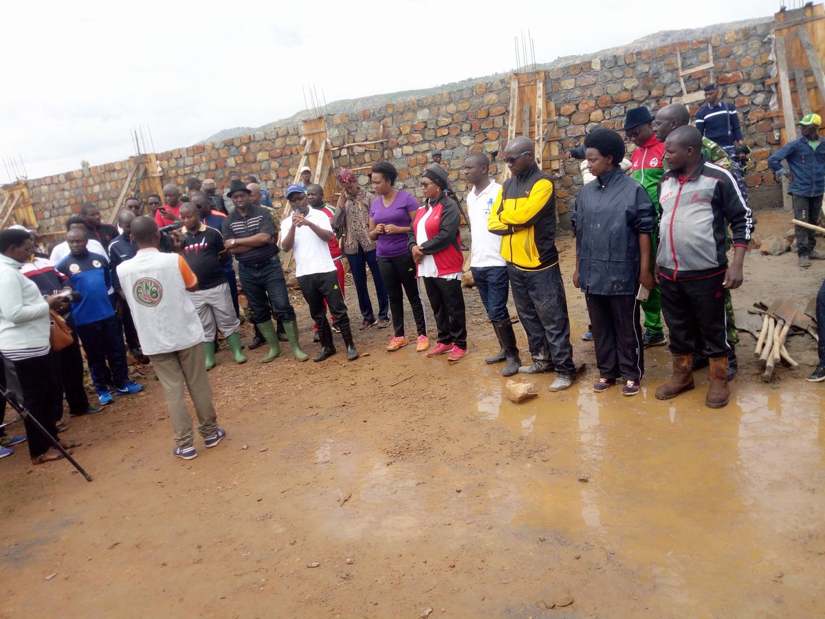CankuzoProvince's tweet photo. #Burundi Les activités de développement communautaire de ce samedi se sont déroulés au stade #Buhumuza. Étaient rehaussées par le gouverneur de la  @CankuzoProvince  M @BanyiyezakoB, le ministre  de @mincotim Mme @NIJIMBEREMarie1 ainsi que d'autres autorités  de la province.1/4 https://t.co/AnpsRHpxc4