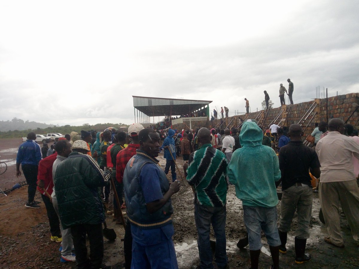 CankuzoProvince's tweet photo. #Burundi Les activités de développement communautaire de ce samedi se sont déroulés au stade #Buhumuza. Étaient rehaussées par le gouverneur de la  @CankuzoProvince  M @BanyiyezakoB, le ministre  de @mincotim Mme @NIJIMBEREMarie1 ainsi que d'autres autorités  de la province.1/4 https://t.co/AnpsRHpxc4