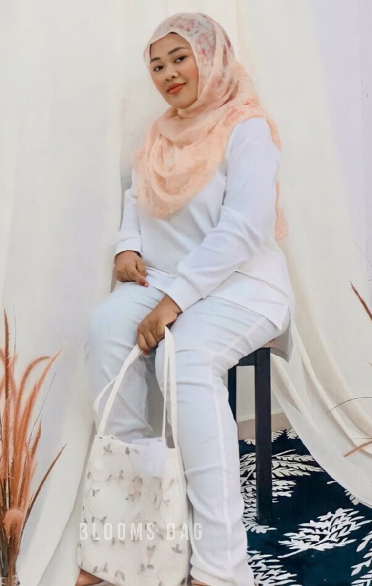 blooms_bag's tweet photo. OOTD DANDELION BUCKET HERE😍😍
Tengok sini cepat!!! Dia jadi triple cantik sebab customer & dandelion sooo tantek😭. So korang kalau nak triple cantik, cepat beli dandelion bucket✨🧚🏻♀️
#BBFeedback
The customer The bag https://t.co/79ScWVg2Zg