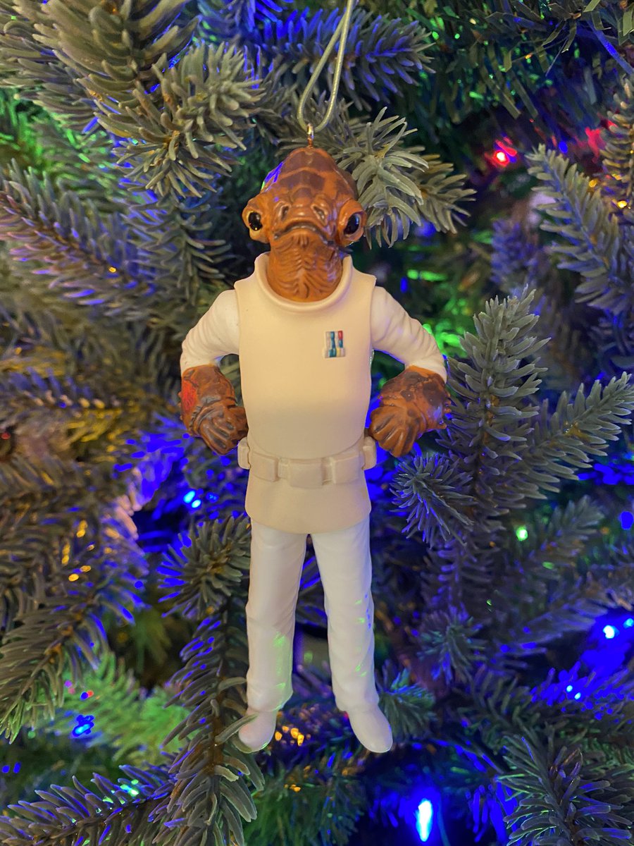 DavidMcCabe71's tweet photo. Anyone know where I can find a mini green cable knit sweater? #StarWars #Mandalorian #MonCal https://t.co/mJ9V9Mtvjk