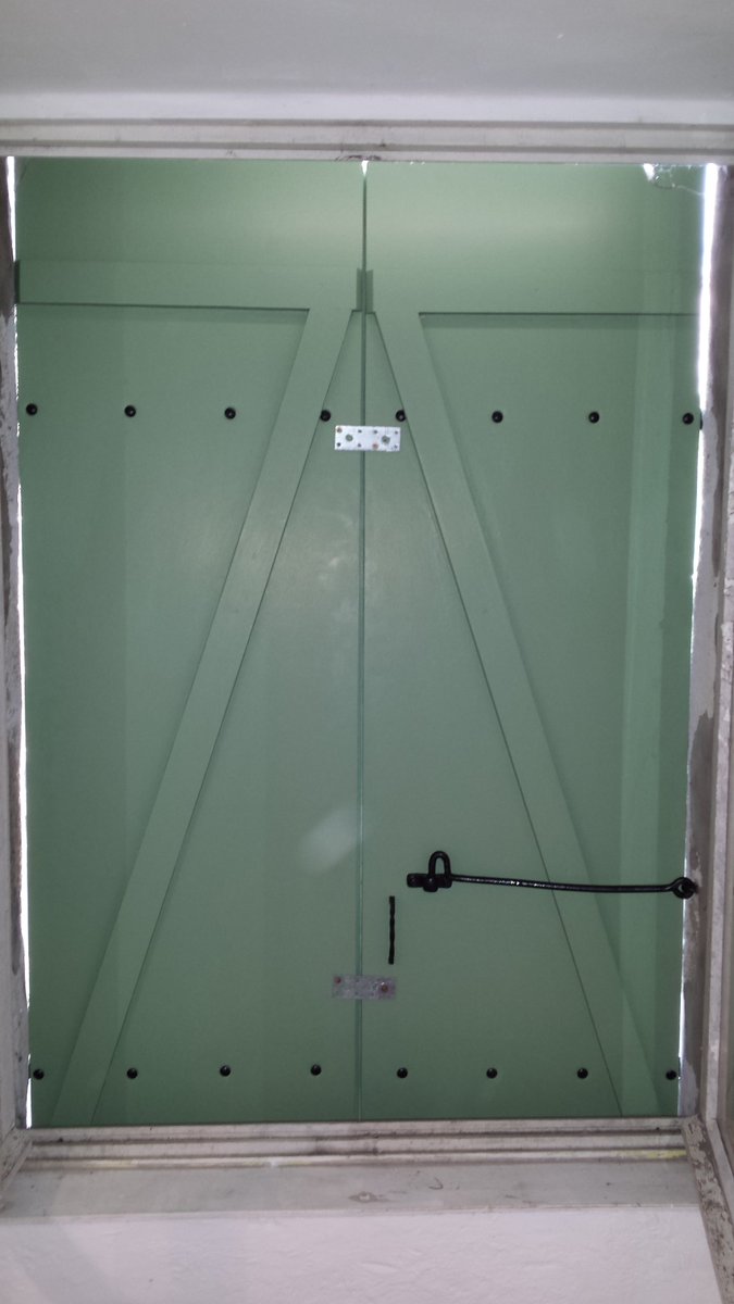 A pair of shutters freshly painted, for a client in Les Salles Lavauguyon. 
Une paire de volets fraîchement peints, pour un client des Salles Lavauguyon.