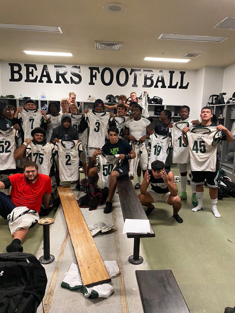 evanrdz's tweet image. couldn’t have asked for a better team. my brothers’ through it all. i want to thank God for giving us this opportunity. i want to thank my teammates and coaches for all that they’ve done for me. onto the next chapter. #7out✌🏽 @J_Louis23 @Derekmal75 @AidanMassiate @SamuelPierre21