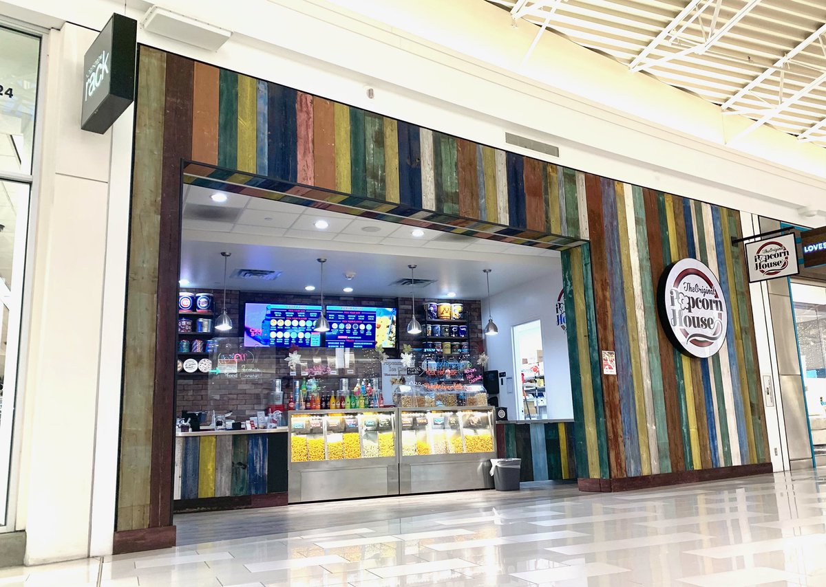 mallofamerica's tweet photo. We did a little Q + A with some of our local shops at MOA for Day 6 of #8DaysofGiving! Click this link to learn more + find deals: https://t.co/pW0sXm1sK4 😌 https://t.co/uDy5WCevLT