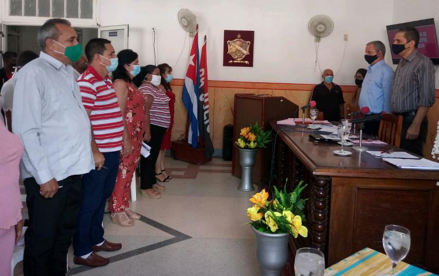 Asamblea_Banes's tweet photo. #Banes Delegados e invitados a la XIX Sesión Ordinaria de la @Asamblea_Banes
en el su XVII Período de Mandato,rindieron homenaje a #FidelCastro y Diego Armando Maradona. #PoderPopularBanes #Cuba @AsambleaCuba @yander_santana @HolguinConTodos https://t.co/R5Vd9lzre4