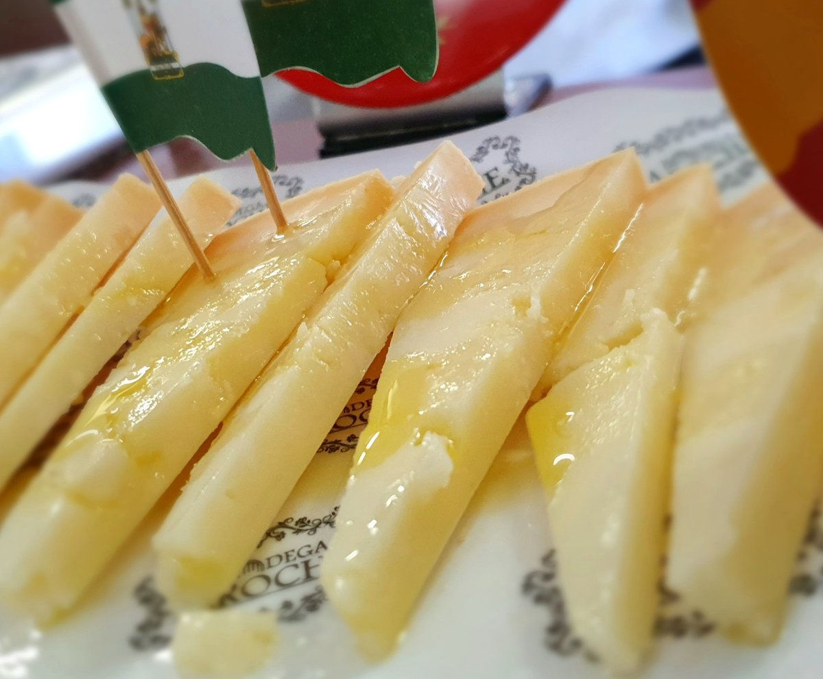 Mmmmmmmmmm... ¡qué cosa más rica!

Vente y disfruta con nuestras tapas caseras, quesos, chacinas y marisco. Nos vemos en Bodega Aroche, calle Bernal Díaz del Castillo 31, en Alcalá de Guadaíra.

☎️ Reservas en el 955 686 990.
🌐 bodegaaroche.com