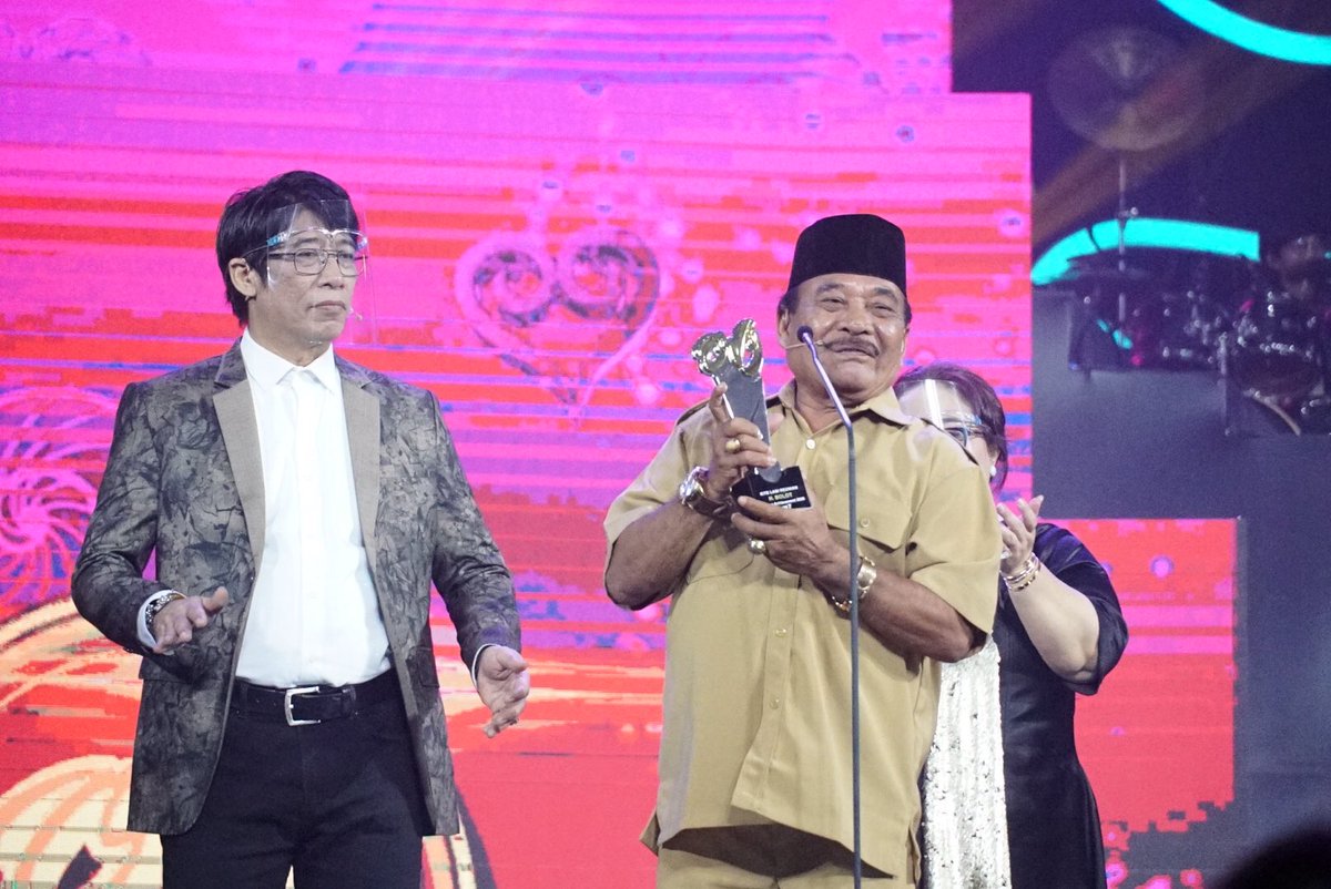 TRANS7's tweet photo. Penghargaan spesial buat Haji Malih dan Haji Bolot yang sudah selalu berkarya dan berkomedi dengan seluruh hati. Semoga sehat dan bahagia selalu 🙏🏻
#OVJkitelagi
#KiteLagiReunianOVJ https://t.co/A1Yc1XtvW1