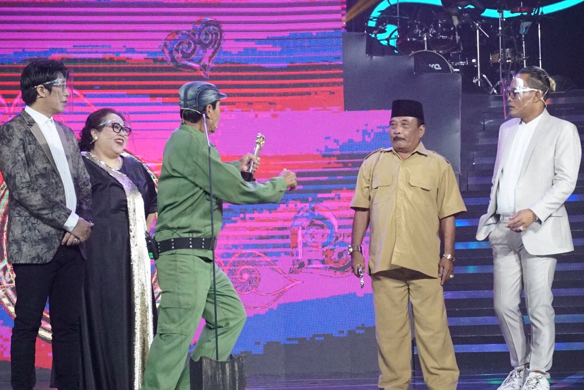 TRANS7's tweet photo. Penghargaan spesial buat Haji Malih dan Haji Bolot yang sudah selalu berkarya dan berkomedi dengan seluruh hati. Semoga sehat dan bahagia selalu 🙏🏻
#OVJkitelagi
#KiteLagiReunianOVJ https://t.co/A1Yc1XtvW1