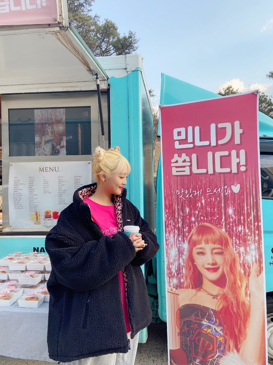official_i_dle's tweet photo. [📸] 금발냥이 민니의 커피차 인증샷!

넷플릭스 '내일 지구가 망해버렸으면 좋겠어' 팀에게 도착한 커피트럭!🚚
추운 날씨에도 작품을 위해 고생하시는 출연진 및 스태프 분들을 위해 민니가 쏩니다😆☕🥐
#지구망 화이팅! 민니 화이팅!❤💜

#여자아이들 #GIDLE
#민니 #MINNIE https://t.co/gzxAWZKEDP