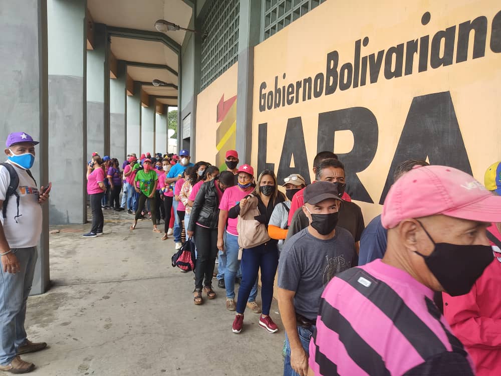 VzlaTodaIribarr's tweet photo. #PatriotaMovil📲||📸 Así nos preparamos para recibir la grandiosa visita de nuestro Camarada @dcabellor al Estado Lara, con mucha alegría el pueblo se moviliza para demostrar al mundo que somos territorio Chavistas. Venceremos!
@PartidoPSUV
#VenVamosJuntosLara 
#VotoGarantiaDePaz https://t.co/zFmUE5H9WB