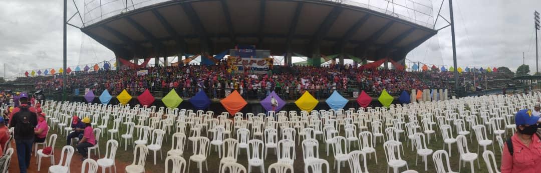 VzlaTodaIribarr's tweet photo. #PatriotaMovil📲||📸 Así nos preparamos para recibir la grandiosa visita de nuestro Camarada @dcabellor al Estado Lara, con mucha alegría el pueblo se moviliza para demostrar al mundo que somos territorio Chavistas. Venceremos!
@PartidoPSUV
#VenVamosJuntosLara 
#VotoGarantiaDePaz https://t.co/zFmUE5H9WB