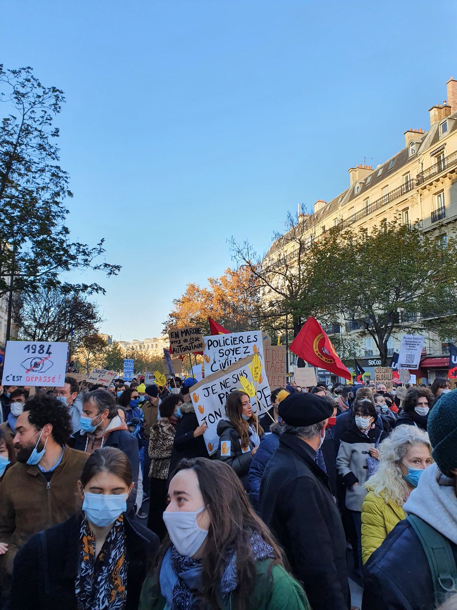 GoldbergMathias's tweet photo. À la #MarcheDesLibertes, un cortège particulièrement jeune, pour exprimer notre refus de cette #LoiSecuriteGlobale liberticide et notre mobilisation contre le racisme et les #ViolencesPolicières. 

Pour nos libertés, nous sommes des milliers rassemblés. #28novembre https://t.co/UHqxvZMwro