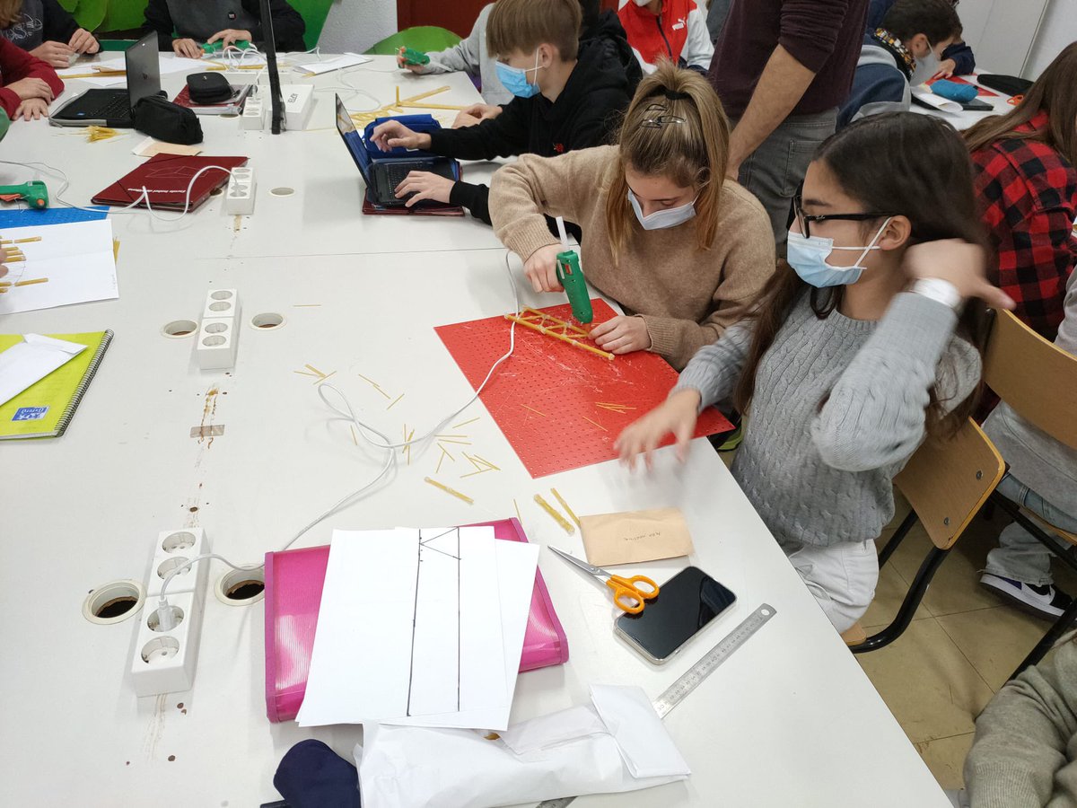 EscolaVillena's tweet photo. Fem ciència tot l’any, també durant la #setmanadelaciencia #metodecientific #pensamentcritic #labciencies 🥽💡🔌🔭🔬🦠🧪🧲💎🧬 https://t.co/Q1C1n8e0Vd