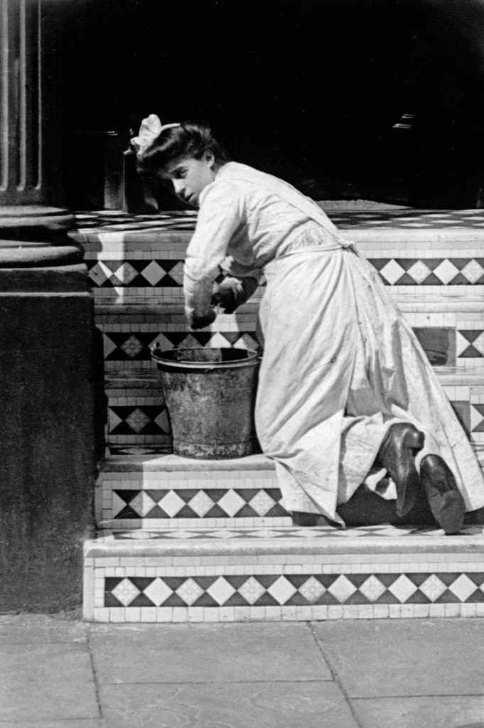 Street photography is not new. These photos were taken by Edward Linley Sambourne in west London and Kensington in 1906 and 1907, and they offer a fascinating glimpse into Edwardian street style. More in the next tweets.