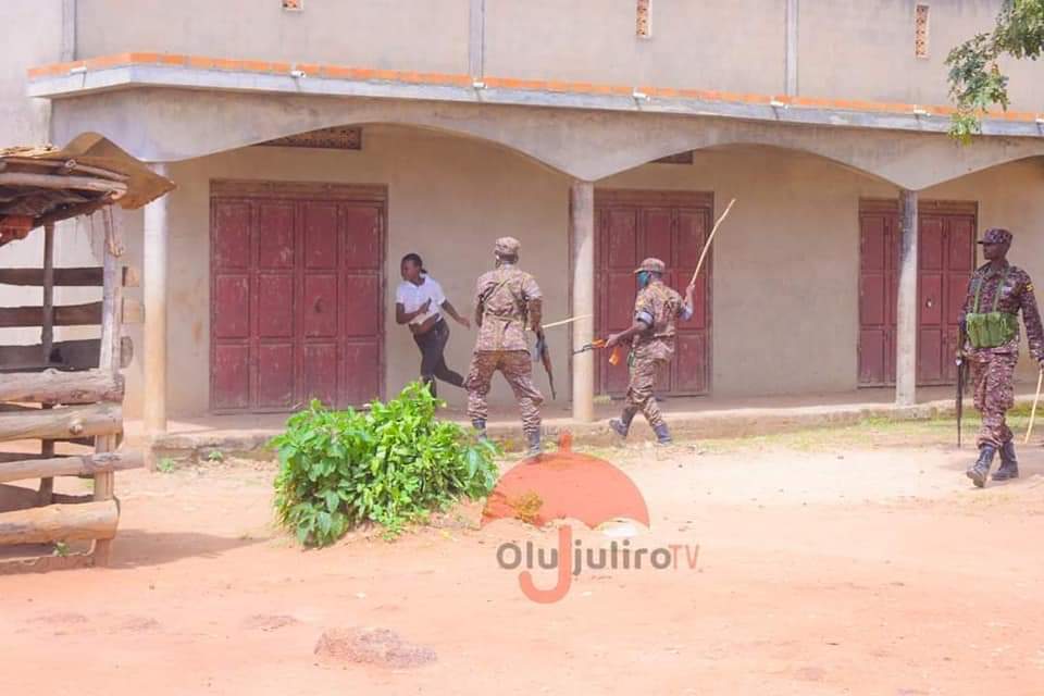 @EU_UNGeneva THEY KNOW WHAT THEY ARE DOING IS EVIL THAT'S WHY THEY TRY TO HIDE THEIR IDENTITY BUT THE WORLD KNOWS YOU ARE KILLING UGANDANS ON ORDERS OF M7 uganda president to kill all supporters of Kyagulanyi now Uganda is at war during forthcoming elections campaigns https://t.co/L9z0cIbiWB