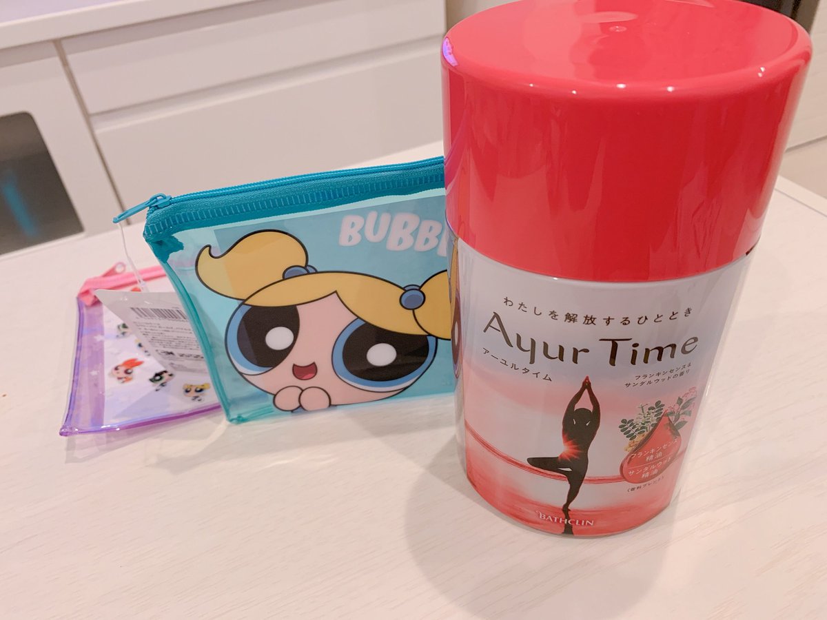 _chorako's tweet photo. 最近めっちゃ半身浴ブームだから入浴剤いくつか買ってる　鬼ころし買い忘れた
でも急に関節痒くなって何事！？て思ったら風呂の入りすぎによる乾燥らしくめっちゃクリーム塗ったくってる https://t.co/1QkbFO0DkL