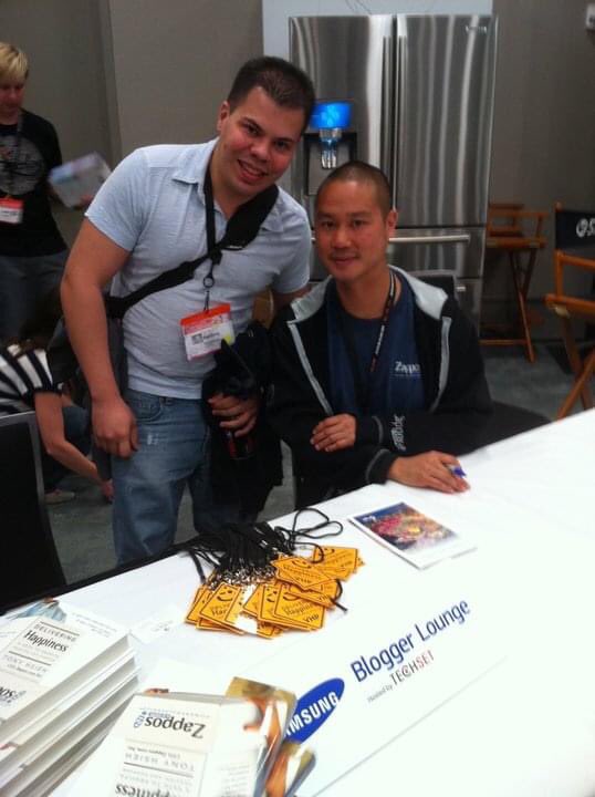 rj_c's tweet photo. I met Tony Hsieh at the #CmSummit held by @johnbattelle in 2010.  Tony was a Super humble guy.

I chatted with him a couple of times before I knew who he was. Always willing to chat and offer advice.

Rest in Power Tony! 
(2nd 📸 taken with a blackberry) https://t.co/ghhuPcPXD7
