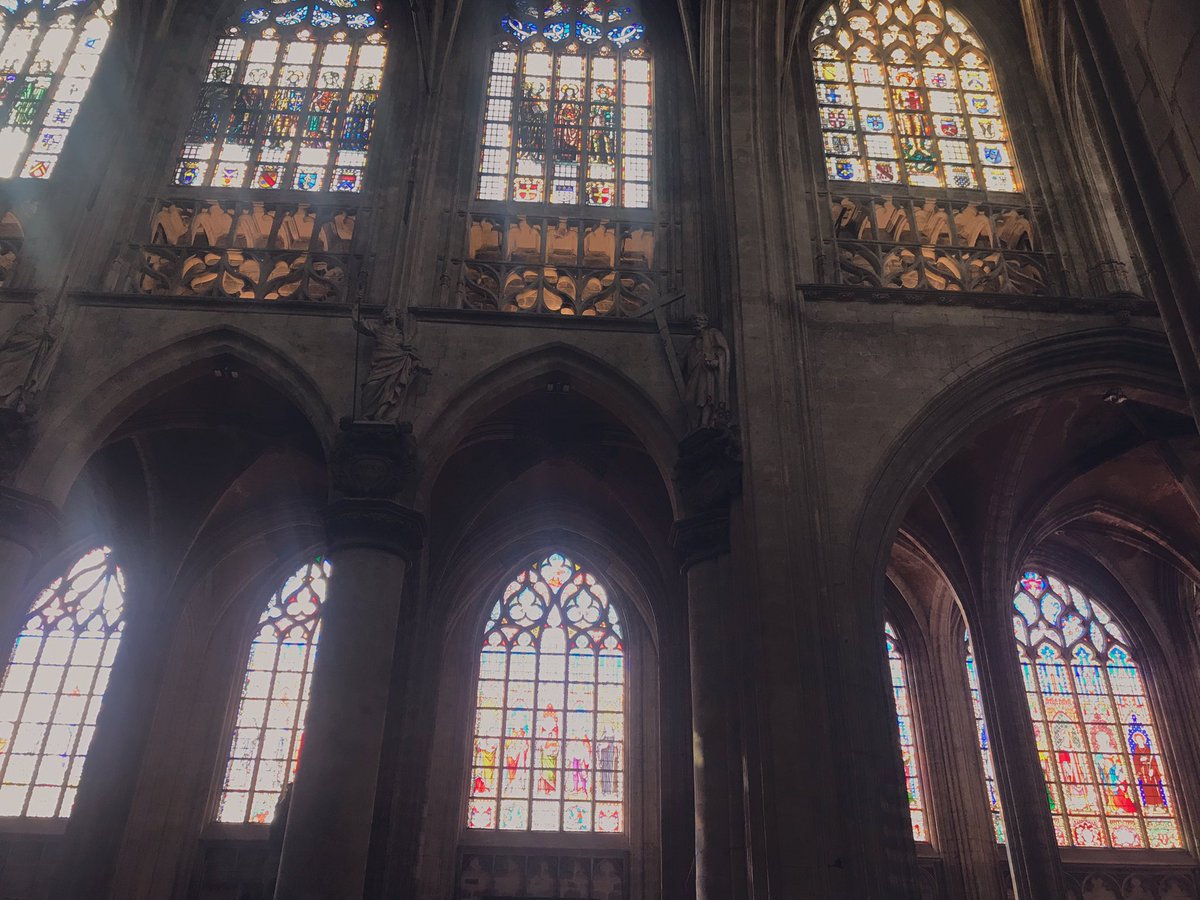 中丸みつ 漫画のモデルにしたベルギーの教会 そんなに大きくなく雰囲気良く イメージピッタリでした 4枚目は別の教会 ですが 壁に当たったステンドグラスの光が幻想的で こんな雰囲気出したい て思いながら描きました