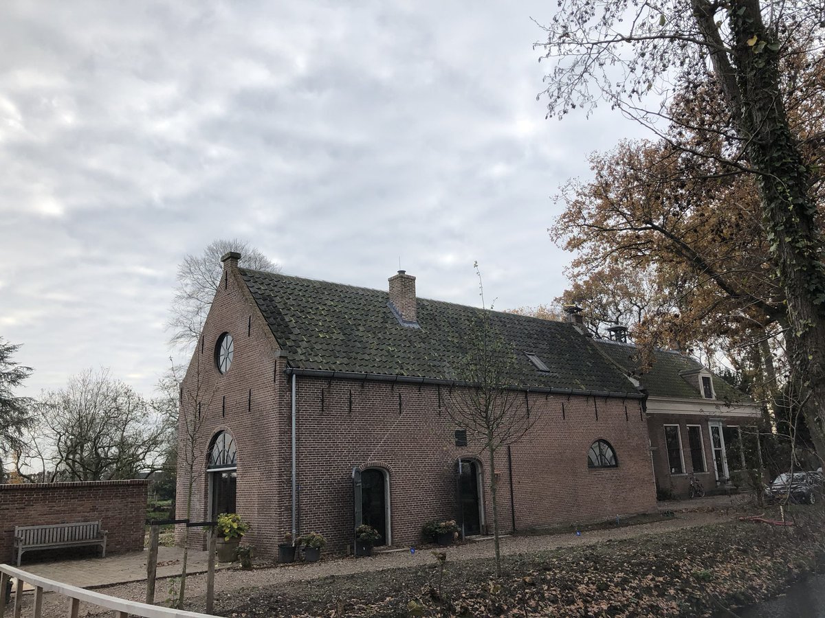 GraafLau's tweet photo. Zojuist heerlijk flessen landgoedsap van ‘Huis te Jaarsveld’ opgehaald. Meteen even de vorderingen van deze historische buitenplaats bewonderd! Prachtige plek @GemLopik #pittoreskJaarsveld https://t.co/yE4cPk59gI