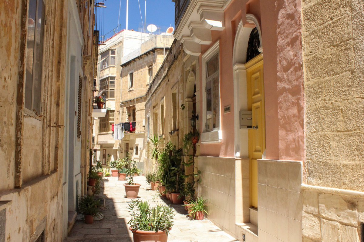 いつき No Twitter こちらもマルタ島で撮影 街並みが綺麗な国でした ご利用の際は注意書きを一読下さい 背景資料 トレース素材 街並み 港町 中世 ヨーロッパ 絵描きさんと繋がりたい