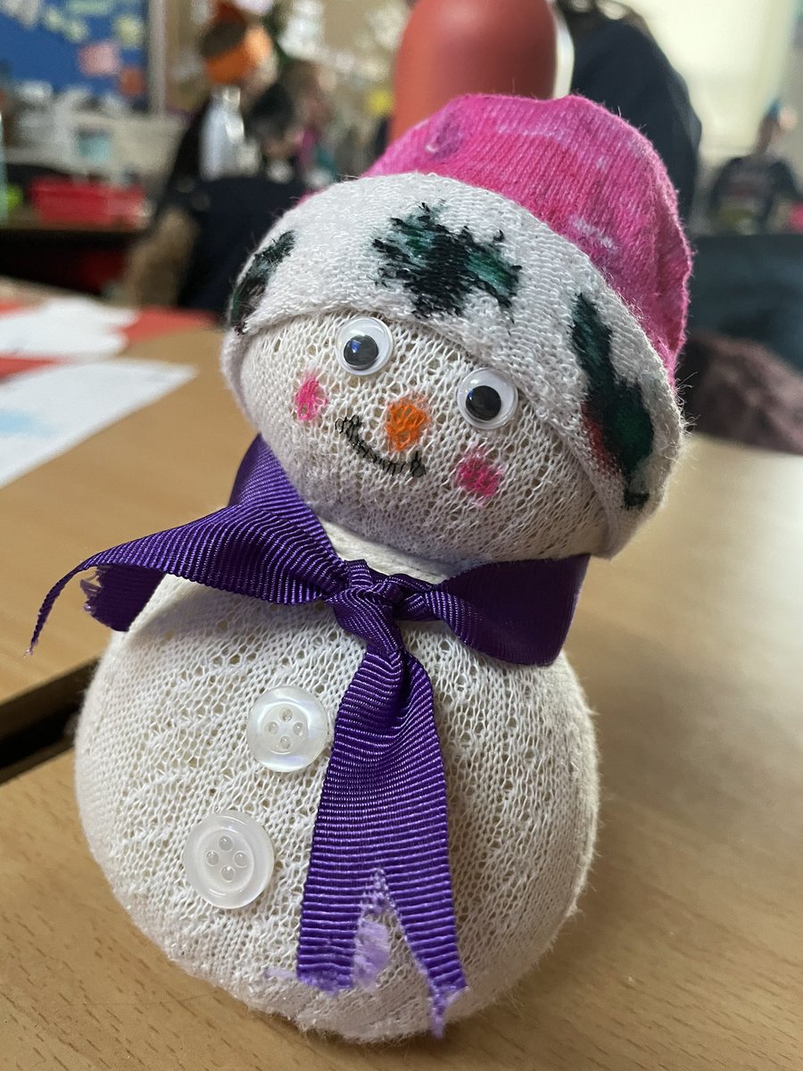 ChagallClass's tweet image. We had a fabulously festive Friday in @ChagallClass. Christmas cards, snowflakes and snowmen created 🎄❄️☃️