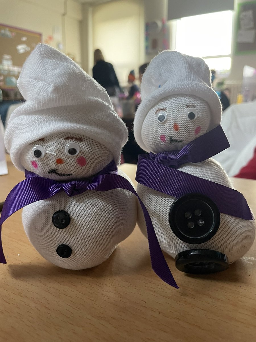 ChagallClass's tweet image. We had a fabulously festive Friday in @ChagallClass. Christmas cards, snowflakes and snowmen created 🎄❄️☃️