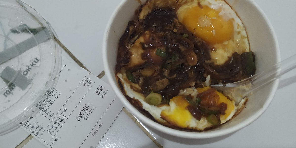 ryan_magetan's tweet photo. Nyoba menu baru #mangkokku punya @kaesangp #gibran #chefarnold lewat @gojekindonesia. Tapi, kulit crispy-nya gak ada. Cuma nasi telor dan bumbu..hadeh.. https://t.co/ECeNguZoGt