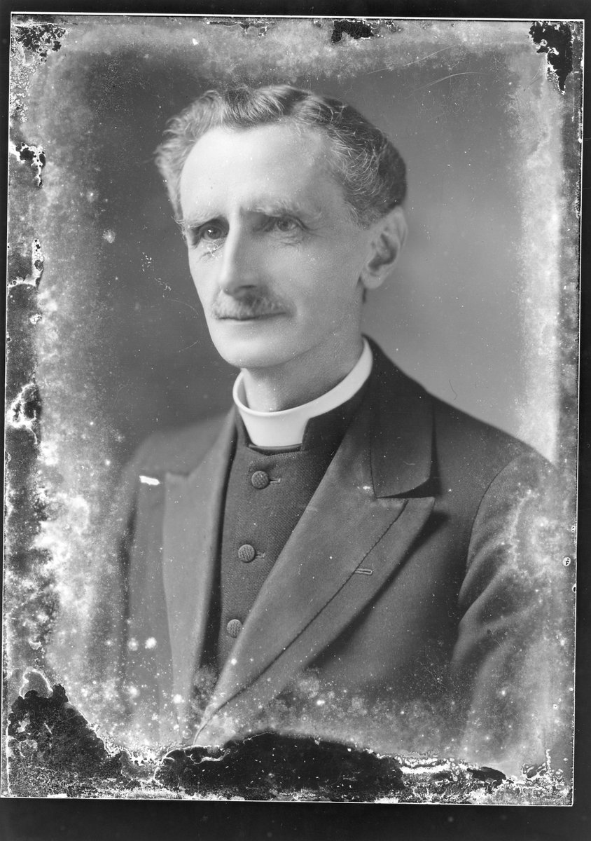 MuseumandArt's tweet photo. Today is the Second Sunday of Advent, so here is a photo of a Swindon clergyman. This image is part of the Woodfield Collection and was taken sometime between 1915 and 1939. ๐ฏ
#sundaysnap #woodfieldcollection #photography #advent https://t.co/CWvgpPqFmb