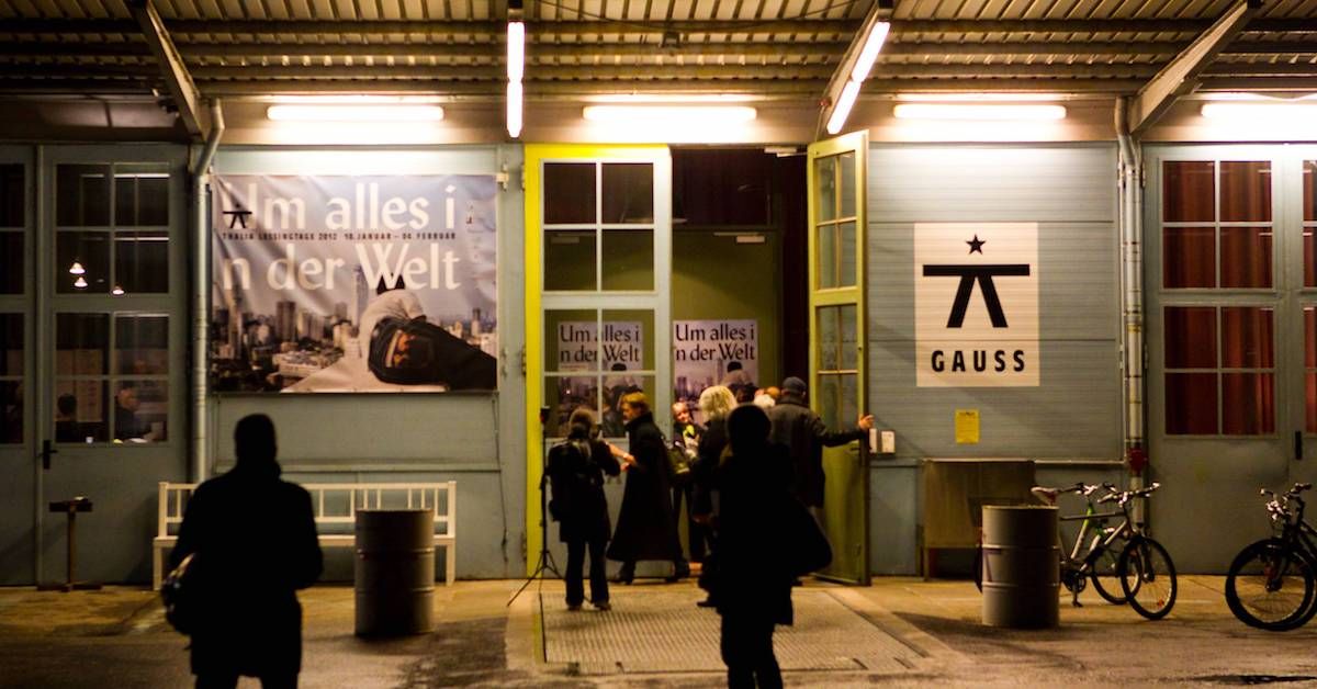 hamburg_de's tweet photo. Die #EmbassyofHope des @ThaliaTheater feiert fünfjähriges Jubiläum. Zur Feier gibt's im Livestream das Stück "Ziegenkäse in Streichholzschachteln" und ein Konzert. Wann und wo erfahrt ihr hier ➡ https://t.co/pn2Ci7YVza
Bild: imago images / Lars Berg https://t.co/75bq4C2LM8