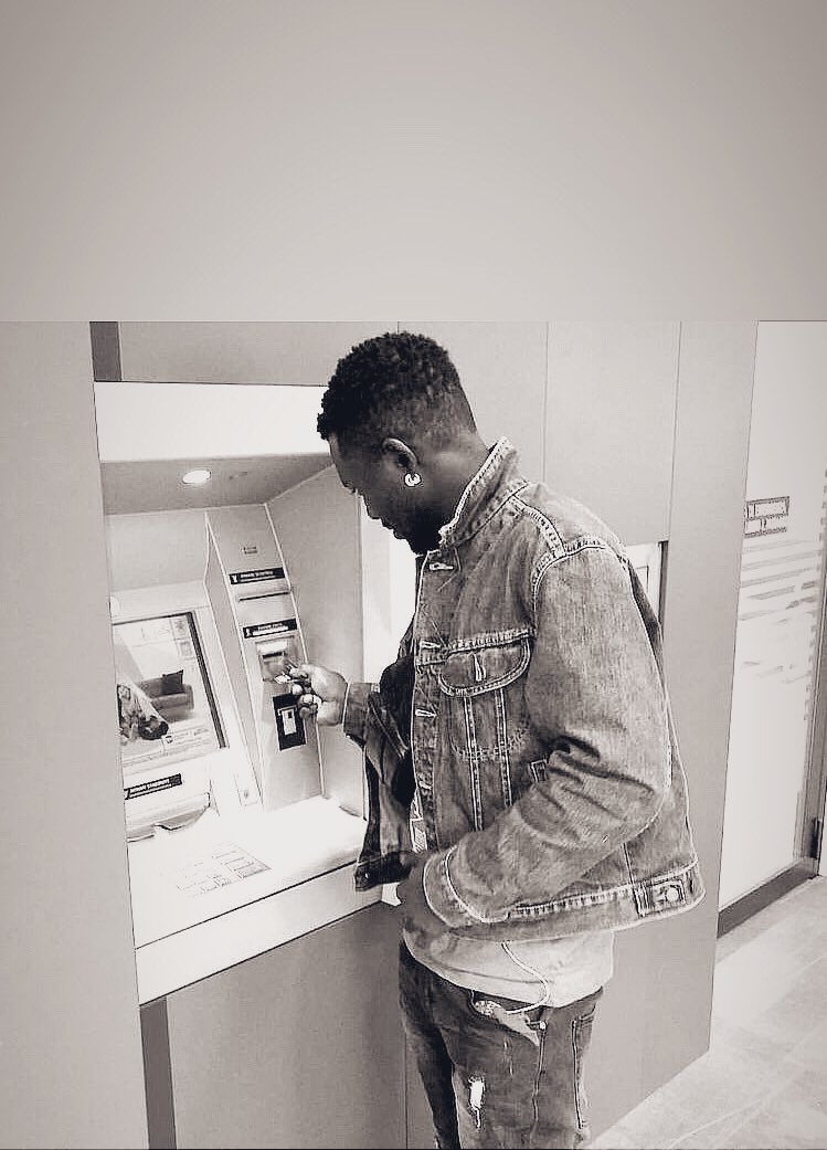 wizzy_moni_'s tweet photo. Lemme get some shits ๐ถ for the day bless God I can still pull out some thing las las โ ๐งข #rapperwizzymoni https://t.co/IjioyAYmd3