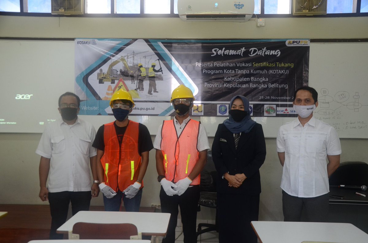 humaspolman's tweet photo. Pelatihan Vokasi Sertifikasi Tukang yg dilaksanakan oleh Balai Prasarana Permukiman Wilayah Kepulauan Bangka Belitung yg bekerjasama dengan Politeknik Manufaktur Negeri Bangka Belitung tgl 25 - 28 November 2020 di Kampus Polmanbabel. Program Kota Tanpa Kumuh (KOTAKU) Kab. Bangka https://t.co/vON0SulGqe
