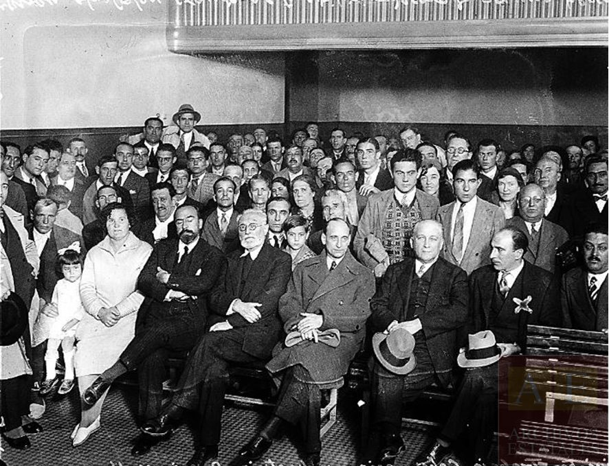 Los Ministros Fernando de los Ríos, Francisco Largo Caballero y Santiago Casares Quiroga inauguran, junto a Miguel de Unamuno, el Salón grande de la Casa del Pueblo de Madrid, decorado por unos frescos del pintor Luis Quintanilla. Madrid 1931 
📲#PARES👉bit.ly/3o4LWEK