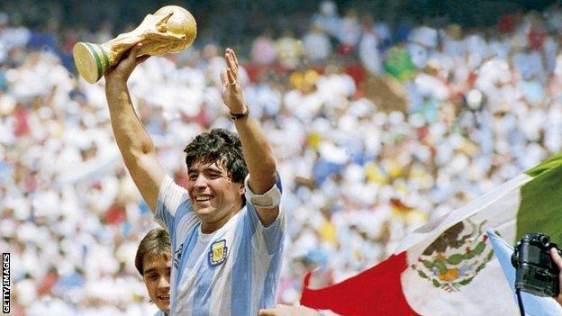 #RIPMaradona
I still remembered when my dad watched you on TV and said to me, " Look at Maradona." I was child at time. Now you you go forever.
Rest in piece Maradona, you will be remembered all the time. You're legend.
😭
