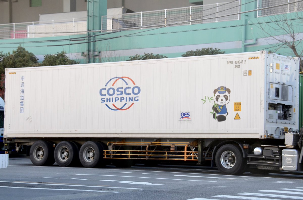 kncl_0915's tweet photo. OERU 400943 2
45R1

所有: ORIENTAL EQUIPMENT SERVICES（OES）
借受: 中遠海運集装箱運輸（COSCO）

所有者は COSCO の北米法人傘下にあるコンテナリース会社にあたる。2016年9月に発表された新ロゴ（2色版）と同社のキャラクター #CaptainPanda がレタリングされている。

2019.4.2
@ 大井埠頭 https://t.co/67jHCWCBOZ