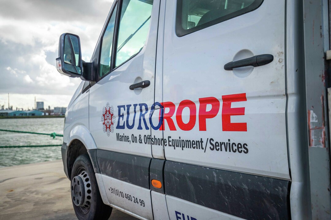 With our own fleet of spooling winches we are a flexible and independent partner, our portfolio include the largest heavy lifting cranes the world.

#eurorope #equipment #rental #cranewire