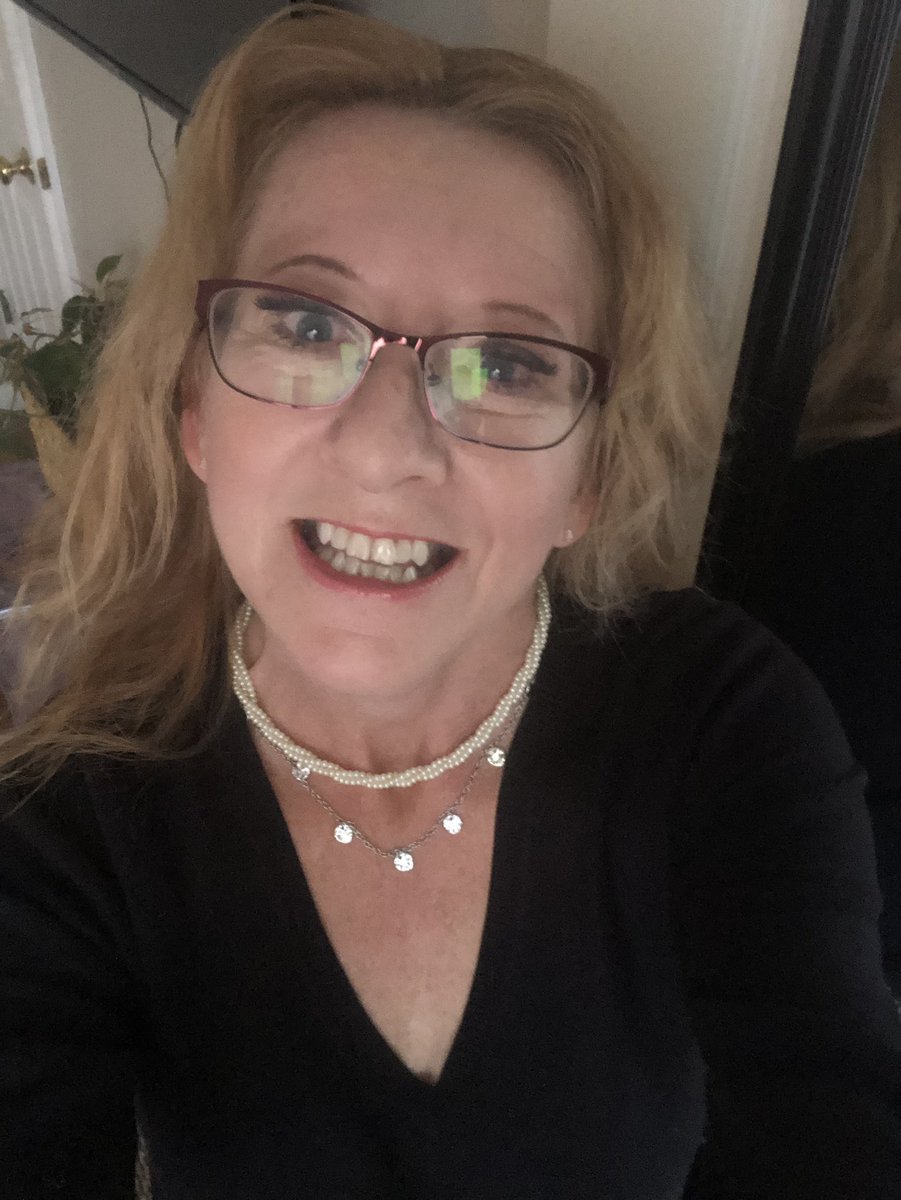 FXVACarlaD's tweet photo. I'm looking at YOU. 
✍️ I need your help please!
LET’S talk the silver linings of #2020. Please don't just scroll on by. Take a moment and drop a comment - tell me one (or many) of the great things that have happened to you / for you during the 10 months. @Medium https://t.co/nPg9ukTyyN