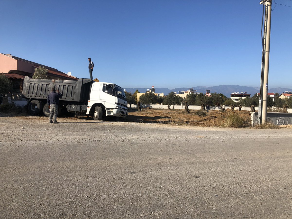 ekmekcib's tweet photo. Zeytin ağaçlarını kökünden söküp buraya inşaat yapmak isteyen bu firmaya bir dur demicek misin ? @BurhaniyeBld https://t.co/iSyypIWPS1