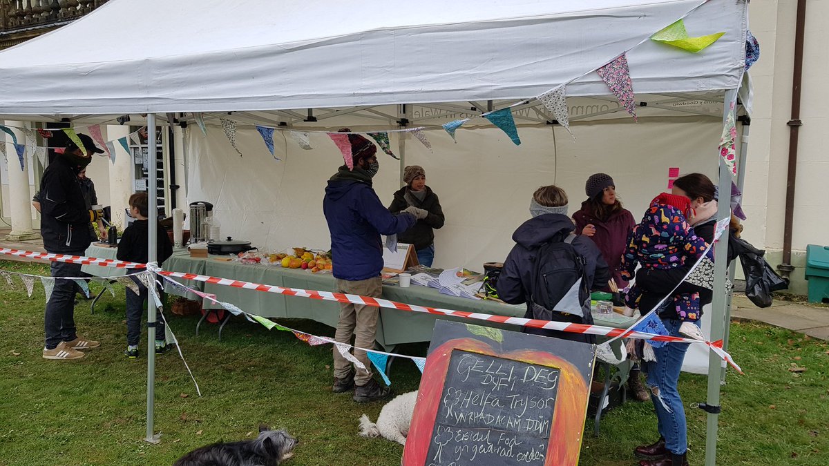 Llais_yGoedwig's tweet image. #TreeCharter heddiw.  Talking to residents about planting up a food forest in #machynlleth
Planting for the future.