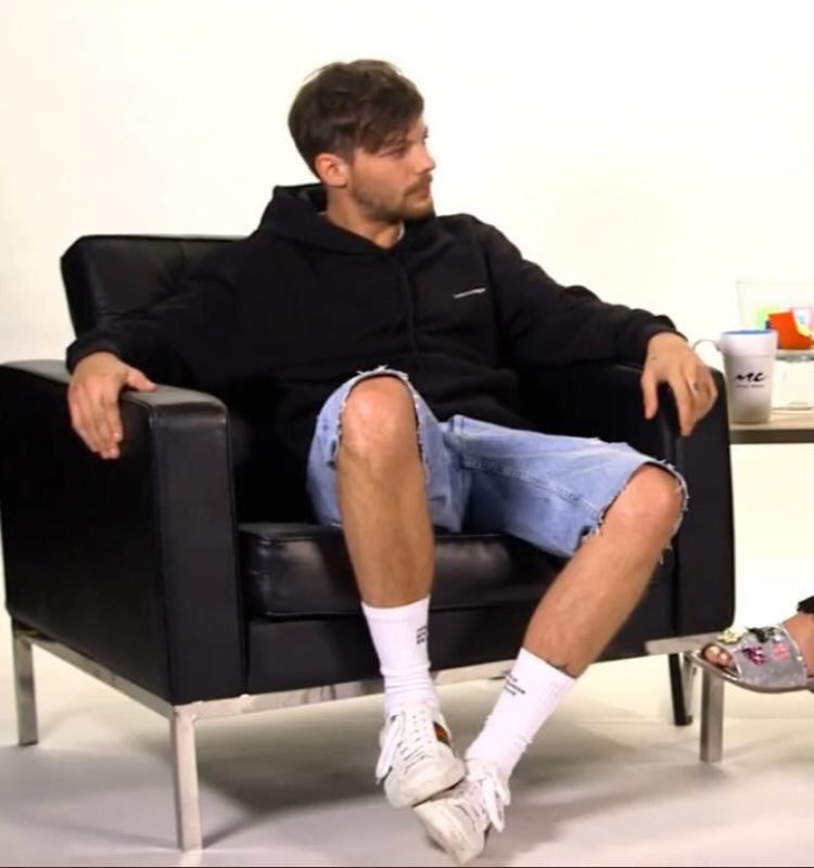 louis tomlinson doing that thing with his feet; a thread