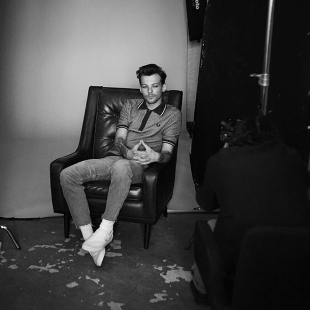 louis tomlinson doing that thing with his feet; a thread