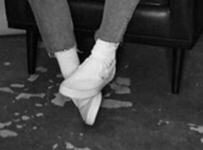 louis tomlinson doing that thing with his feet; a thread